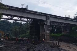 Pilar Jembatan KA di Sungai Pedes Brebes Tergerus Arus, Perjalanan Kereta Terganggu<