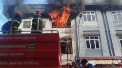Kebakaran Hebat Ruko Grosir Sepatu di Pematangsiantar, Kerugian Ratusan Juta Rupiah<