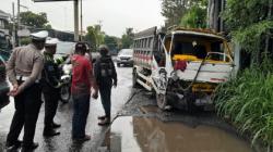Truk Pasir Rem Blong Tabrak Truk Tronton di Sukoharjo, Sopir Terjepit Kabin Ringsek<