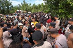 Kronologi Warga Geruduk Rumah Diduga Bandar Narkoba di Rohil Berujung Aksi Pembakaran<
