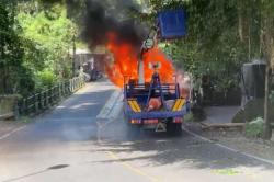 Geger! Truk Skylift Dishub Gianyar Terbakar Hebat saat Pangkas Pohon<