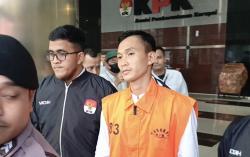 Tangan Terborgol, Ajudan Gubernur Riau Nonaktif Ditahan KPK terkait Kasus Pemerasan<