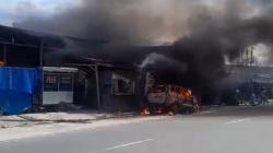 Kebakaran Hebat di Mamuju, 4 Rumah hingga 2 Kendaraan Hangus Dilalap Api<