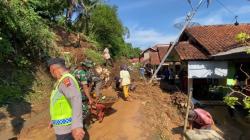 Hujan Deras, Tebing Longsor di Cilacap Putus Akses Jalan Penghubung Desa<