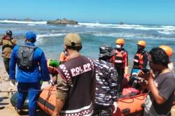 Tragis! Wisatawan China Hilang Tenggelam di Pantai Cikesal Lebak Ditemukan Tewas<