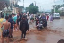Tanggul Sungai Jebol, Banjir Rendam Ratusan Rumah di Majalaya Bandung<