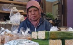 Kisah Haru Nenek Penjual Tempe di Kuningan Berangkat Haji usai Nabung 25 Tahun<