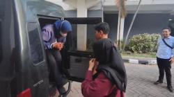 Ditangkap di Jaksel, DPO Kredit Fiktif Rp9,6 Miliar Dibawa ke Lapas Perempuan di Sidoarjo<