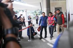 Tampang Ketua Ombudsman Hery Susanto Pakai Baju Tahanan Kejagung