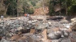 Longsor Bukik Malalo Tutup Aliran Sungai, Warga Tanah Datar Khawatir Banjir Bandang<