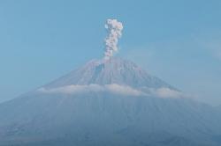 Gunung Semeru Meletus 7 Kali Hari Ini, PVMBG: Waspadai Awan Panas dan Lahar<