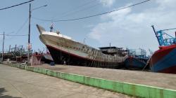 Pelabuhan Kejawanan Cirebon Dampak Solar Langka, Ratusan Kapal Menumpuk<