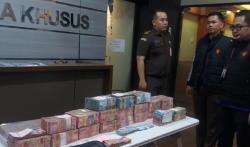 Penampakan Uang Rp2,3 Miliar Hasil Pungli Izin Tambang, Kadis ESDM Jatim Ditahan<
