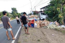 Kecelakaan Truk Tabrak Pagar Rumah di Ponorogo, Diduga gegara Ban Pecah<