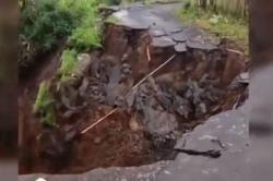 Terekam Video! Momen Mencekam Jalan Penghubung Semarang-Boyolali Mendadak Longsor<