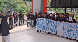 Kasus Dugaan Pelecehan di FH UNEJ, Mahasiswa Demo Tuntut Pelaku Ditangkap<