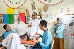 Wamen Nezar Patria Cek Command Center MBG dengan Teknologi AI
