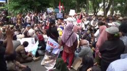 Bantuan Tak Merata, Korban Banjir Demo di Kantor Bupati Langkat<