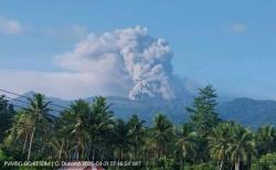Gunung Dukono Meletus Pagi Ini, Kolom Abu Capai 1.200 Meter di Langit Halmahera<