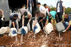 Tegas! Polda NTT Musnahkan 6.381 Liter Miras Ilegal Hasil Operasi<