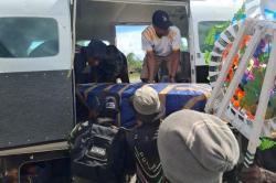 Haru! Momen TNI dan Warga Gotong Royong Evakuasi Jenazah di Nduga Papua<