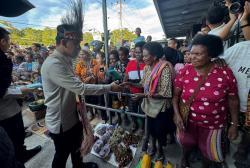 Momen Wapres Gibran Ajak Mama-Mama Papua Belanja di Supermarket