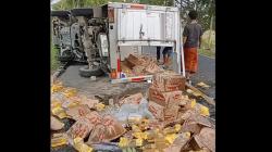 Kecelakaan di Bangkalan, Mobil Boks Muatan Minyak Goreng Tabrak Pohong hingga Terguling<