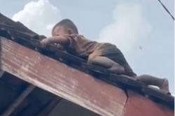Terlalu Aktif! Bocah 2,5 Tahun di Lombok Viral Terekam Video Merayap di Atas Genting<
