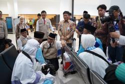 Pelepasan Jemaah Haji Kloter 1 dari Embarkasi Cipondoh