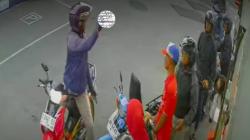 Kesal Ditegur karena Serobot Antrean, Pemotor di SPBU Bandung Keluarkan Benda Mirip Pistol<