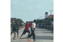 Viral 2 Warga di Sidrap Duel Pakai Sajam di Tengah Jalan, Dipicu Sengketa Tanah<