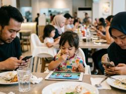 Gadget Terbukti Picu Speech Delay pada Anak di Bawah 2 Tahun, Ini Solusinya!