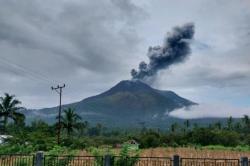 Hujan Abu Letusan Gunung Lewotobi Laki-Laki Guyur 2 Kecamatan di Flores Timur<