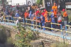 Geger! Mayat Tanpa Identitas Ditemukan di Irigasi Karawang, Diduga Pelaku Curanmor <