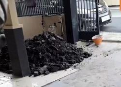 Viral Warga Samarinda Kaltim Temukan Lapisan Diduga Batu Bara saat Gali Septic Tank<