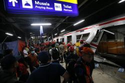 Evakuasi Korban Kecelakaan Kereta di Bekasi Timur Berlanjut hingga Selasa Dini Hari
