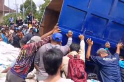 Detik-Detik Kecelakaan Truk Pupuk Tabrak Motor di Pangkalpinang, 3 Orang Tewas Tertindih<
