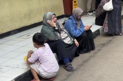 Tangis Keluarga Pecah Jelang Penyerahan Jenazah Korban Kecelakaan KA di RS Polri