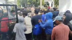 Demo Tolak Kawasan Industri di Takalar Ricuh, Massa Jebol Pagar Kantor Bupati<