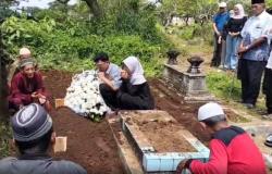Isak Tangis Iringi Pemakaman Staf RSCM Korban Kecelakaan KRL di Bekasi Timur<