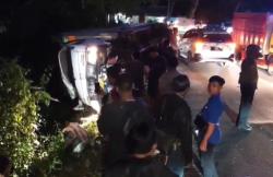 Kecelakaan Mobil Boks Terguling gegara Hindari Motor, Sopir Terjepit Kabin<