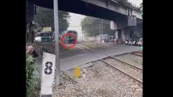 Emak-Emak dan Pemotor di Bandung Nyaris Tertabrak Kereta di Pelintasan Cimindi Terekam Kamera<