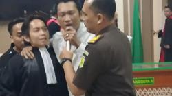 Sidang Kasus Pembunuhan Sekeluarga di Indramayu, Terdakwa Teriak Sebut Bukan Pelaku Utama <