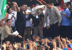 Momen Presiden Prabowo Lempar Baju yang Dipakai untuk Buruh
