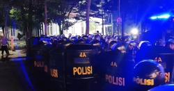 Kapolda Jabar Turun ke Jalan Bubarkan Massa Berbaju Hitam usai Bakar Pos Polisi<