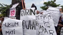 Demo di PN Indramayu, Massa Tuntut Hukuman Mati Pembunuh Sadis Satu Keluarga<