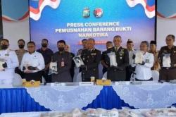 Polda Jatim Musnahkan Kokain 22,2 Kg yang Ditemukan di Perairan Sumenep<