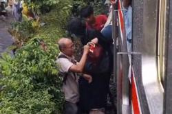 KRL Mogok hingga AC Mati di Tangsel, Penumpang Melompat Keluar dari Kereta