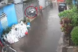 Viral Kurir Dibegal saat Berteduh di Bandung, Motor dan Paket Sekarung Raib<