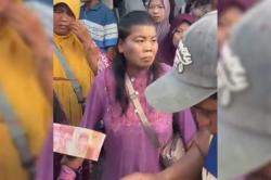 Duh! Perempuan Paruh Baya di Tuban Belanja Pakai Uang Palsu di Pasar, Nyaris Diamuk Massa<